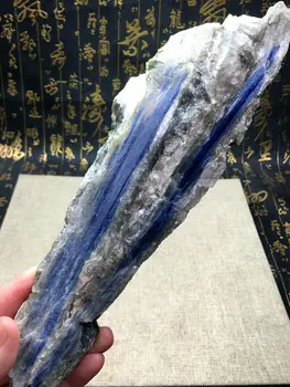 650g Retas Mėlyna Kristalų Gamtos Kianitas su žėručio lapo akmuo Pavyzdys Gydymo